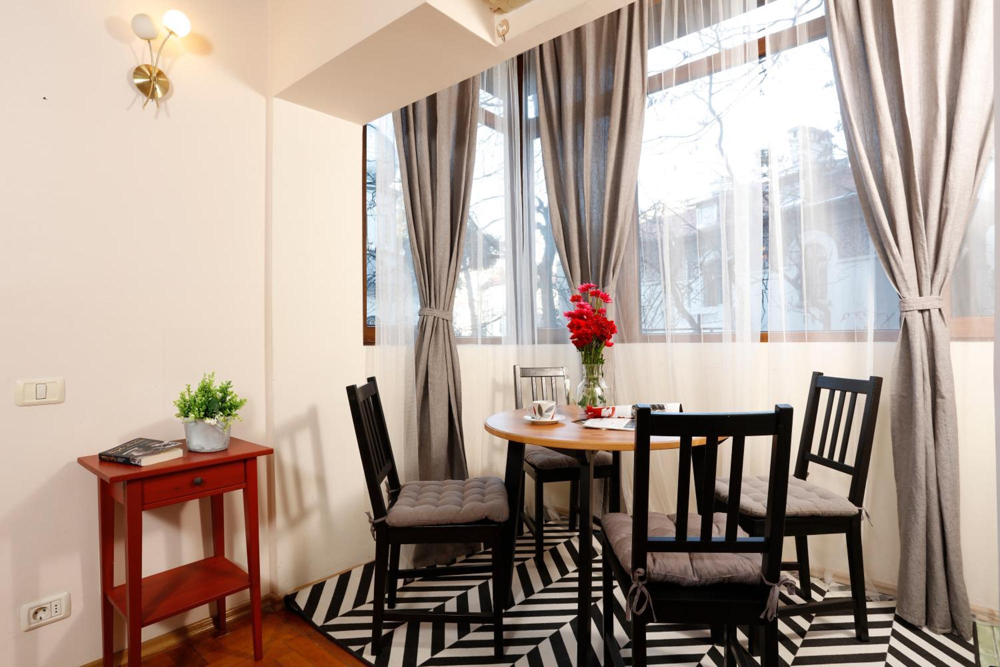 Peaceful Getaway - Generous 3-Bedroom Sanctuary - Close To Historic Old Town Букурещ Екстериор снимка