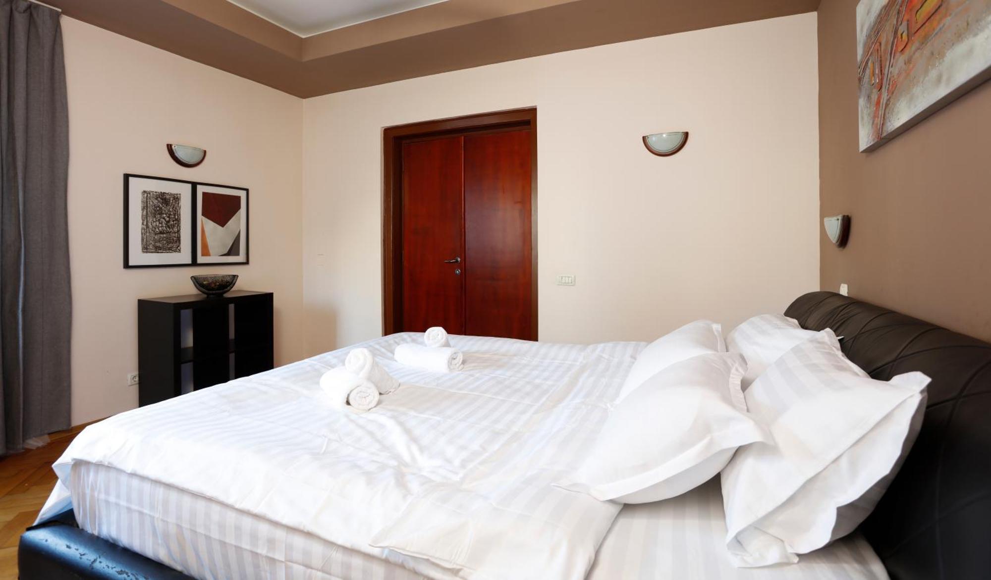 Peaceful Getaway - Generous 3-Bedroom Sanctuary - Close To Historic Old Town Букурещ Екстериор снимка