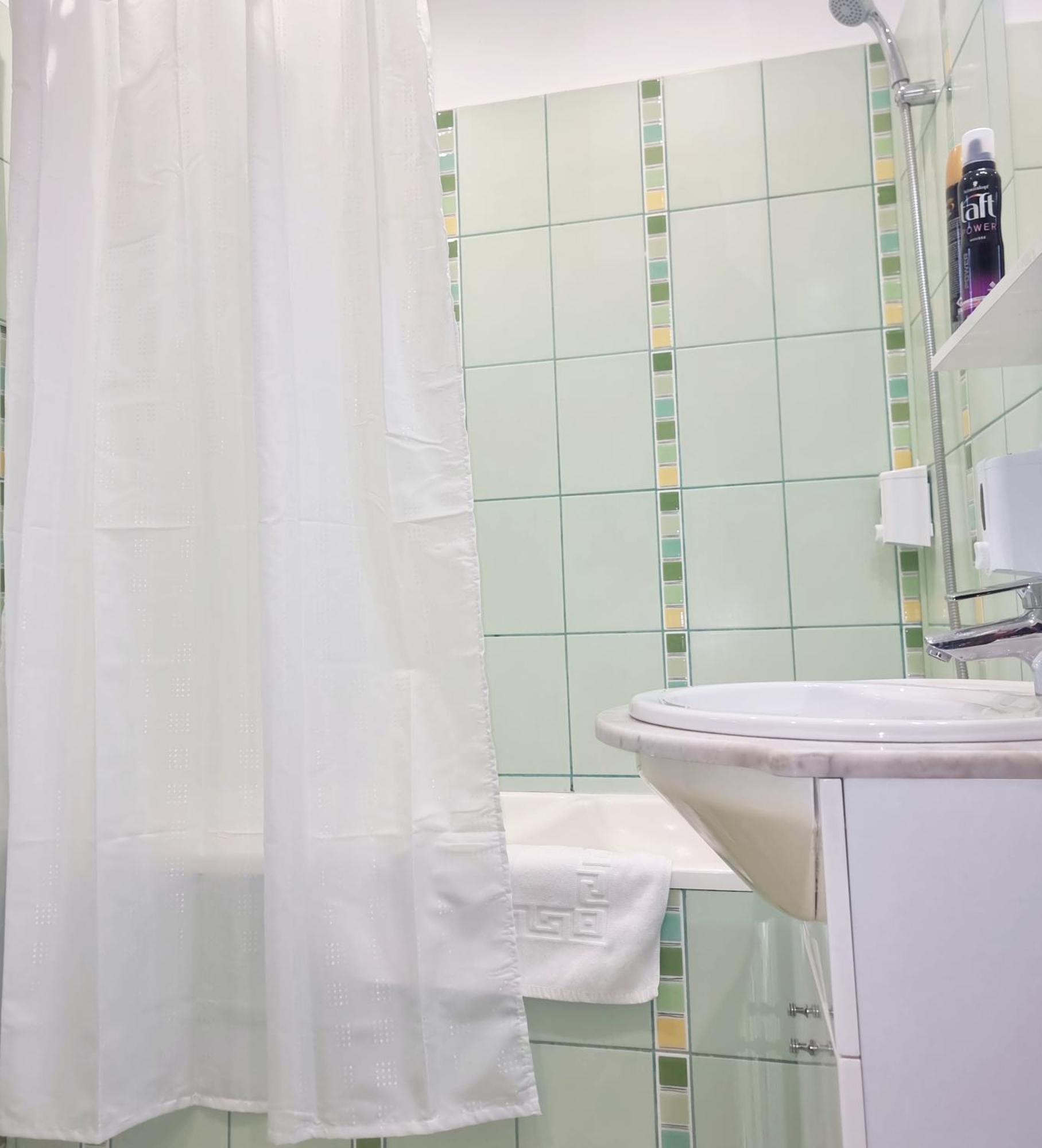 Peaceful Getaway - Generous 3-Bedroom Sanctuary - Close To Historic Old Town Букурещ Екстериор снимка