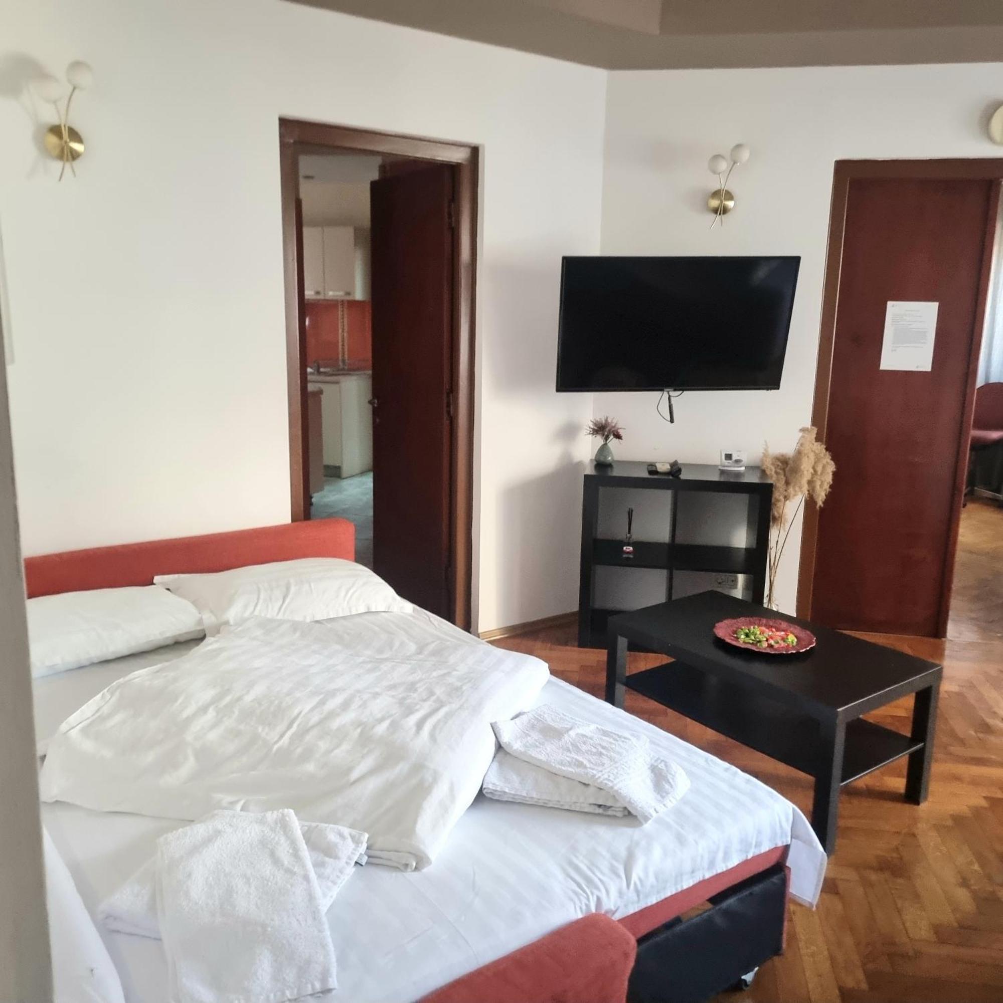Peaceful Getaway - Generous 3-Bedroom Sanctuary - Close To Historic Old Town Букурещ Екстериор снимка