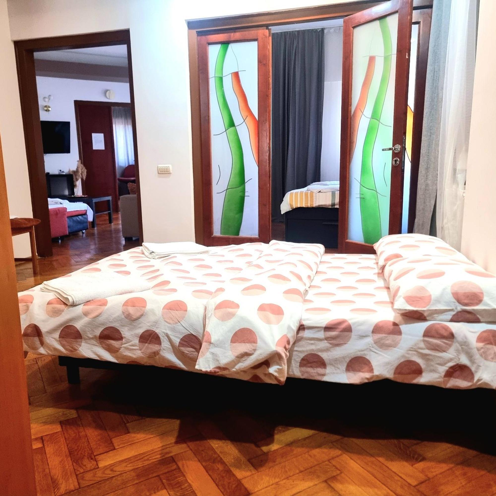 Peaceful Getaway - Generous 3-Bedroom Sanctuary - Close To Historic Old Town Букурещ Екстериор снимка