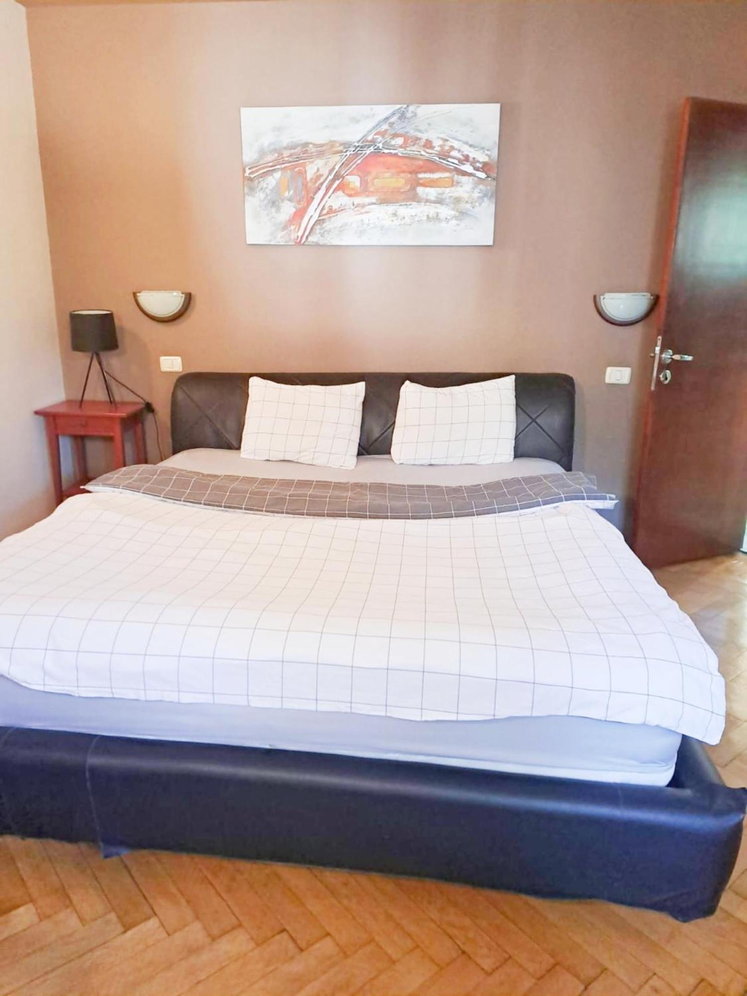 Peaceful Getaway - Generous 3-Bedroom Sanctuary - Close To Historic Old Town Букурещ Екстериор снимка